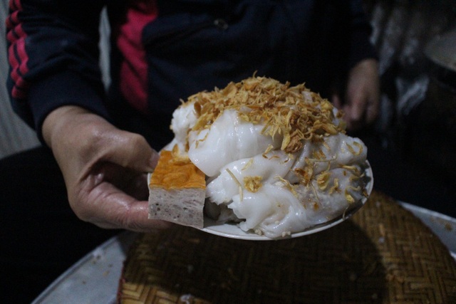 The strangest rolled goods in Hanoi: no signboards, only open for sale at midnight - 3