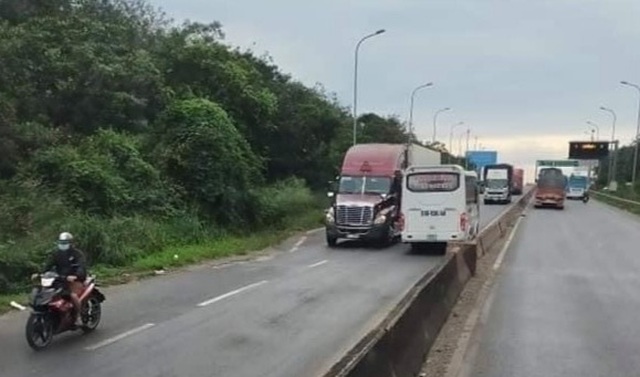 Xe khách chạy băng băng ngược chiều trên quốc lộ - 1 Xe khách chạy băng băng ngược chiều trên quốc lộ - 1