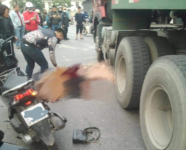 Hai phụ nữ thương vong sau cú va chạm với xe container - 1 Hai phụ nữ thương vong sau cú va chạm với xe container - 1