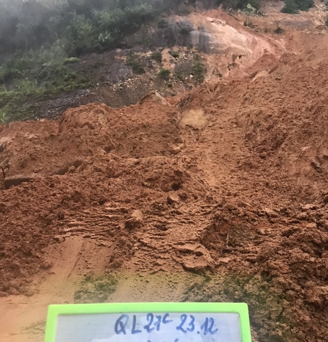 Hàng nghìn m3 đất đá đổ xuống đường Nha Trang - Đà Lạt sau mưa lớn - 1 Hàng nghìn m3 đất đá đổ xuống đường Nha Trang - Đà Lạt sau mưa lớn - 1