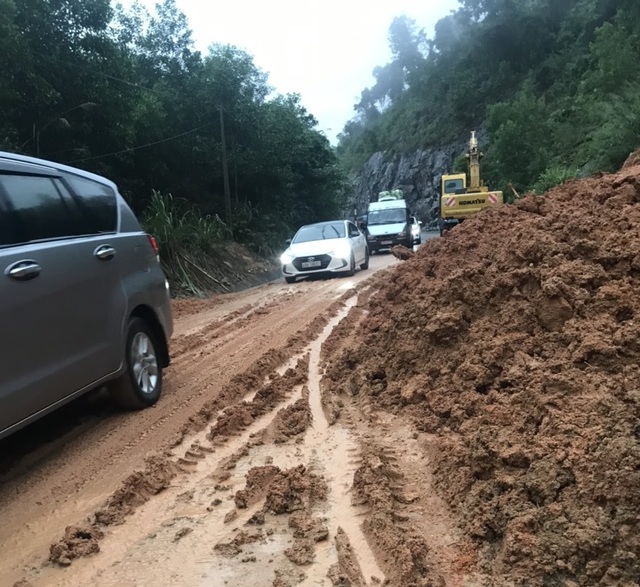 Hàng nghìn m3 đất đá đổ xuống đường Nha Trang - Đà Lạt sau mưa lớn - 2 Hàng nghìn m3 đất đá đổ xuống đường Nha Trang - Đà Lạt sau mưa lớn - 2