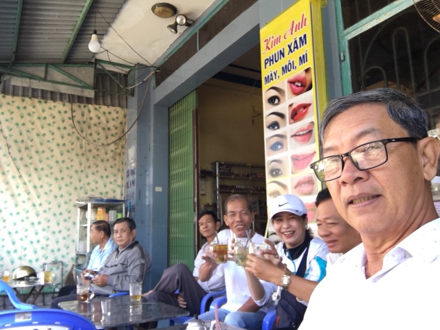 Ngồi cà phê sáng bàn chuyện dựng hàng trăm căn nhà giúp người nghèo - 1 Ngồi cà phê sáng bàn chuyện dựng hàng trăm căn nhà giúp người nghèo - 1