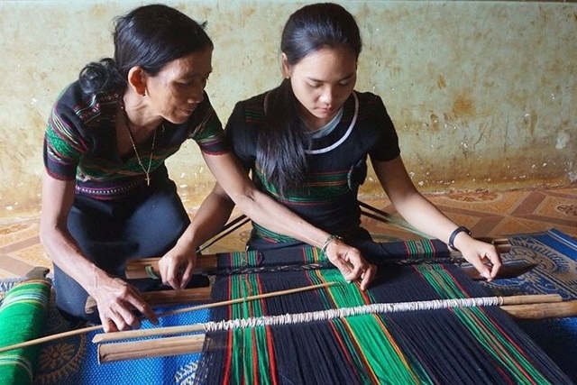 Đắk Nông: Xây dựng làng nghề vừa thoát nghèo, vừa giữ văn hóa truyền thống - 4 Đắk Nông: Xây dựng làng nghề vừa thoát nghèo, vừa giữ văn hóa truyền thống - 4