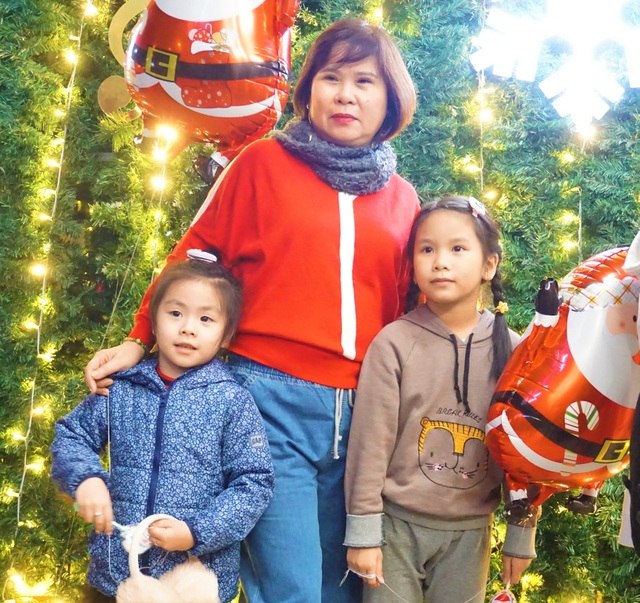 Bất chấp trời lạnh, người dân Đà Nẵng rộn ràng đi chơi Noel sớm - 10 Bất chấp trời lạnh, người dân Đà Nẵng rộn ràng đi chơi Noel sớm - 10