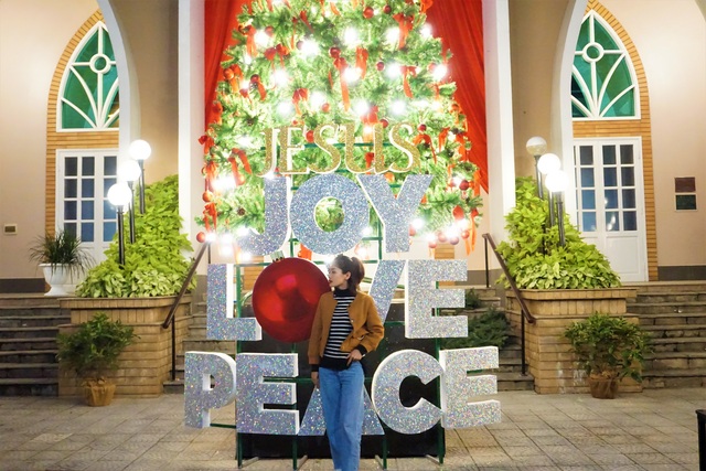 Bất chấp trời lạnh, người dân Đà Nẵng rộn ràng đi chơi Noel sớm - 15 Bất chấp trời lạnh, người dân Đà Nẵng rộn ràng đi chơi Noel sớm - 15