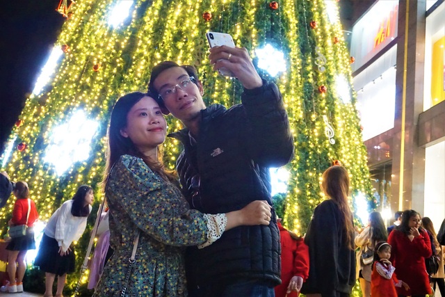 Bất chấp trời lạnh, người dân Đà Nẵng rộn ràng đi chơi Noel sớm - 5 Bất chấp trời lạnh, người dân Đà Nẵng rộn ràng đi chơi Noel sớm - 5