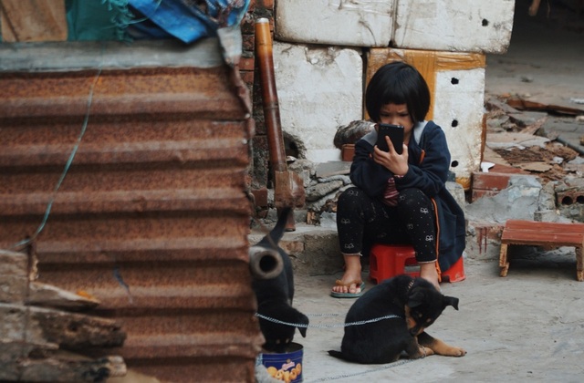 Hà Nội: Khu trọ nghèo căng bạt, nhét túi nilong tránh rét - 4 Hà Nội: Khu trọ nghèo căng bạt, nhét túi nilong tránh rét - 4