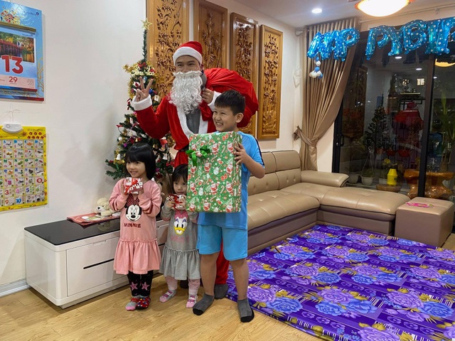 Ông già Noel tấp nập xuống phố: Mặt bịt khẩu trang, tay thu tiền triệu - 3 Ông già Noel tấp nập xuống phố: Mặt bịt khẩu trang, tay thu tiền triệu - 3
