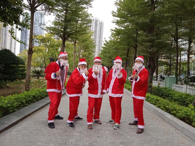Ông già Noel tấp nập xuống phố: Mặt bịt khẩu trang, tay thu tiền triệu - 2 Ông già Noel tấp nập xuống phố: Mặt bịt khẩu trang, tay thu tiền triệu - 2