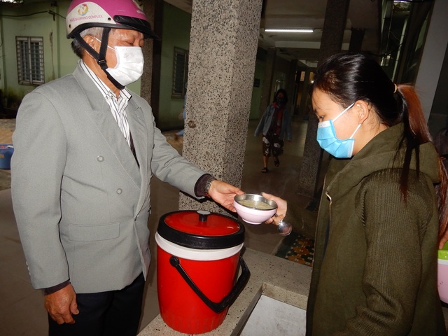 Vợ chồng già, nồi cháo từ thiện hơn 20 năm và những bệnh nhân nghèo - 4 Vợ chồng già, nồi cháo từ thiện hơn 20 năm và những bệnh nhân nghèo - 4