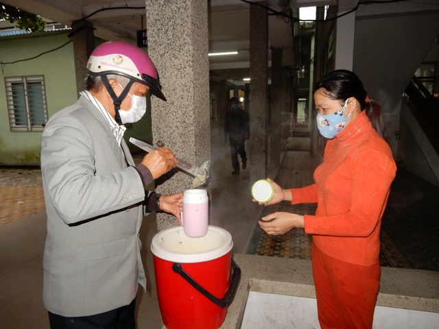 Vợ chồng già, nồi cháo từ thiện hơn 20 năm và những bệnh nhân nghèo - 3 Vợ chồng già, nồi cháo từ thiện hơn 20 năm và những bệnh nhân nghèo - 3