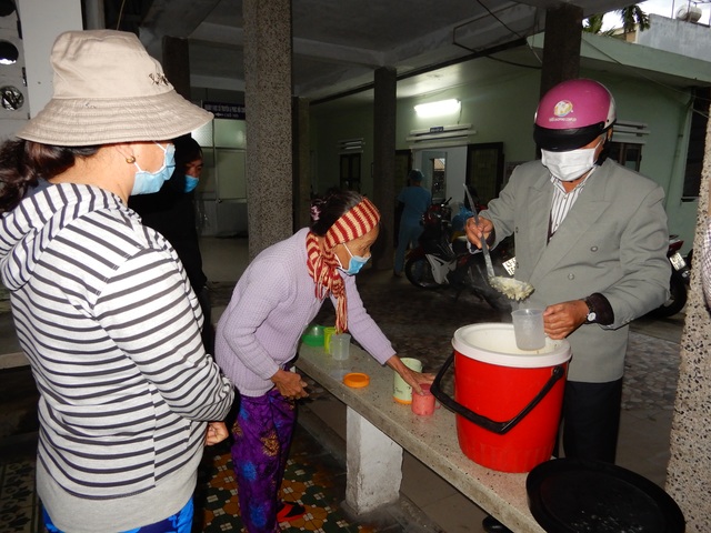 Vợ chồng già, nồi cháo từ thiện hơn 20 năm và những bệnh nhân nghèo - 2 Vợ chồng già, nồi cháo từ thiện hơn 20 năm và những bệnh nhân nghèo - 2