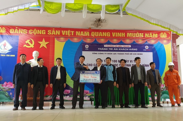 Quảng Bình: Tặng 100 bộ máy tính cho trường học vùng lũ - 1 Quảng Bình: Tặng 100 bộ máy tính cho trường học vùng lũ - 1