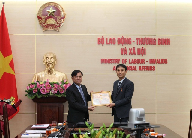 Trao Kỷ niệm chương tới đại diện Cơ quan Phát triển nguồn nhân lực Hàn Quốc - 1 Trao Kỷ niệm chương tới đại diện Cơ quan Phát triển nguồn nhân lực Hàn Quốc - 1