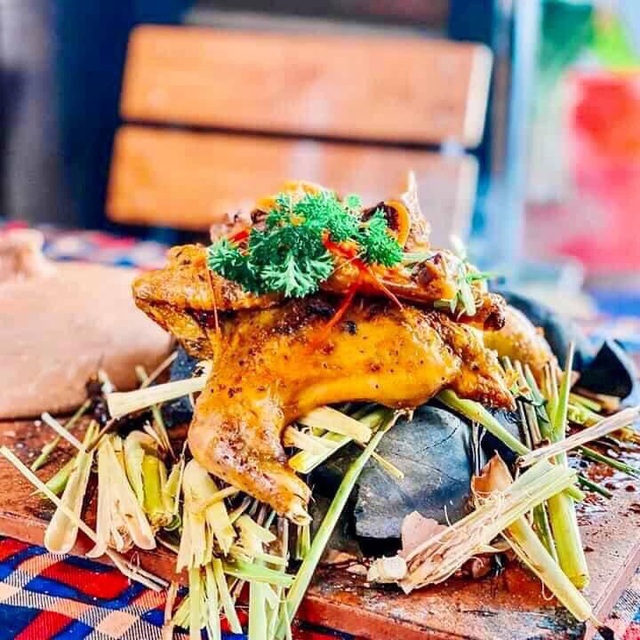 Lạ lùng gà nướng đá núi lửa ở Đà Lạt, thực khách ăn phải dùng búa đập niêu - 2 Lạ lùng gà nướng đá núi lửa ở Đà Lạt, thực khách ăn phải dùng búa đập niêu - 2