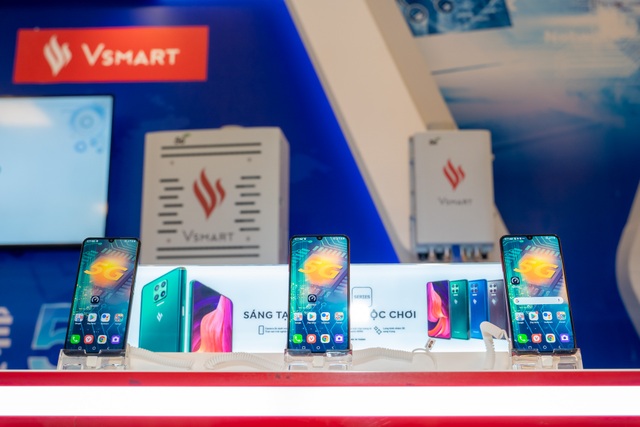 Người dùng háo hức trải nghiệm điện thoại Vsmart 5G Make in Vietnam - 1