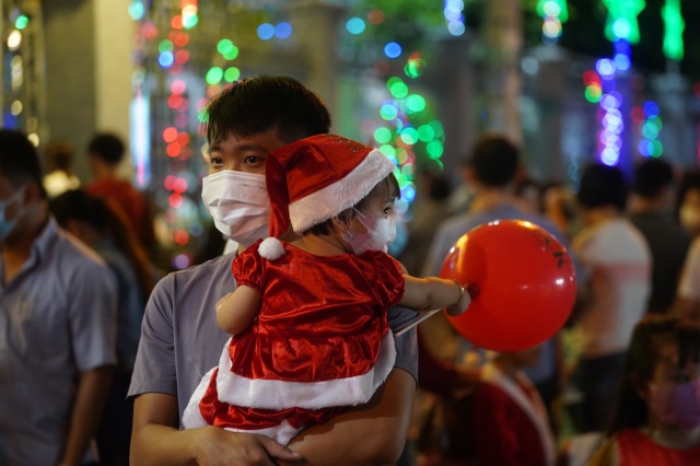 Người Sài Gòn mừng đón Giáng sinh trong không khí trật tự - 3 Người Sài Gòn mừng đón Giáng sinh trong không khí trật tự - 3