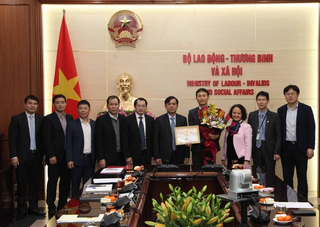 Trao Kỷ niệm chương tới đại diện Cơ quan Phát triển nguồn nhân lực Hàn Quốc - 2 Trao Kỷ niệm chương tới đại diện Cơ quan Phát triển nguồn nhân lực Hàn Quốc - 2