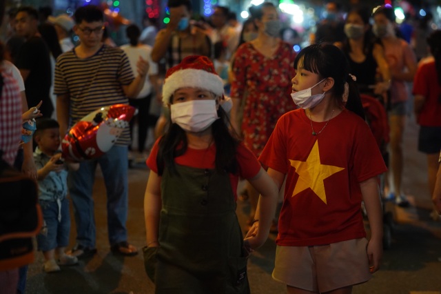 Người Sài Gòn mừng đón Giáng sinh trong không khí trật tự - 9 Người Sài Gòn mừng đón Giáng sinh trong không khí trật tự - 9