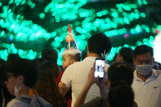 Người Sài Gòn mừng đón Giáng sinh trong không khí trật tự - 15 Người Sài Gòn mừng đón Giáng sinh trong không khí trật tự - 15