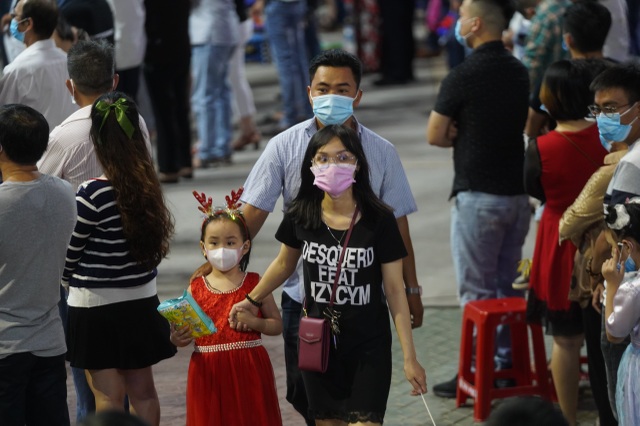 Người Sài Gòn mừng đón Giáng sinh trong không khí trật tự - 2 Người Sài Gòn mừng đón Giáng sinh trong không khí trật tự - 2