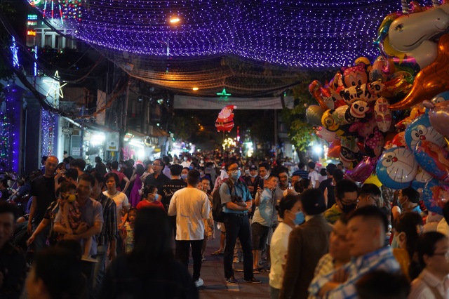 Người Sài Gòn mừng đón Giáng sinh trong không khí trật tự - 16 Người Sài Gòn mừng đón Giáng sinh trong không khí trật tự - 16