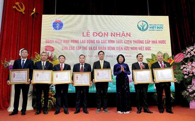 Giám đốc Bệnh viện Việt Đức nhận danh hiệu Anh hùng lao động