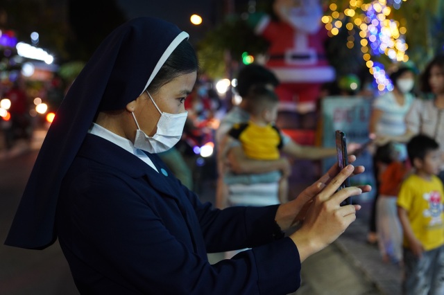 Người Sài Gòn mừng đón Giáng sinh trong không khí trật tự - 12