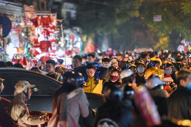 Giới trẻ Hà Nội đổ lên phố Hàng Mã đi chơi Noel - 8 Giới trẻ Hà Nội đổ lên phố Hàng Mã đi chơi Noel - 8