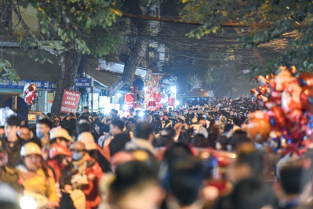 Giới trẻ Hà Nội đổ lên phố Hàng Mã đi chơi Noel - 12 Giới trẻ Hà Nội đổ lên phố Hàng Mã đi chơi Noel - 12