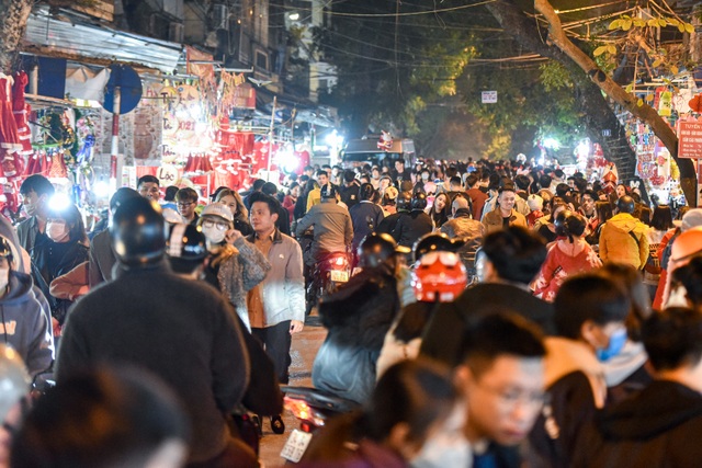 Giới trẻ Hà Nội đổ lên phố Hàng Mã đi chơi Noel - 9 Giới trẻ Hà Nội đổ lên phố Hàng Mã đi chơi Noel - 9