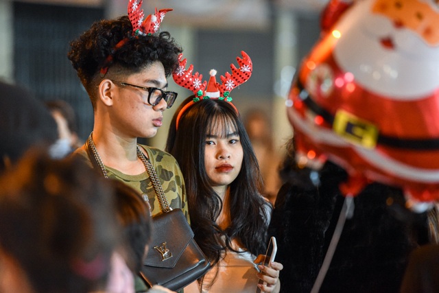 Giới trẻ Hà Nội đổ lên phố Hàng Mã đi chơi Noel - 11 Giới trẻ Hà Nội đổ lên phố Hàng Mã đi chơi Noel - 11
