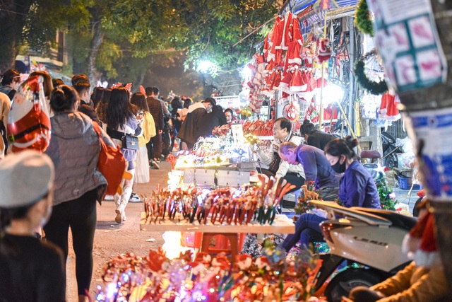 Giới trẻ Hà Nội đổ lên phố Hàng Mã đi chơi Noel - 2 Giới trẻ Hà Nội đổ lên phố Hàng Mã đi chơi Noel - 2