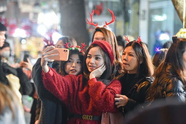 Giới trẻ Hà Nội đổ lên phố Hàng Mã đi chơi Noel - 7 Giới trẻ Hà Nội đổ lên phố Hàng Mã đi chơi Noel - 7