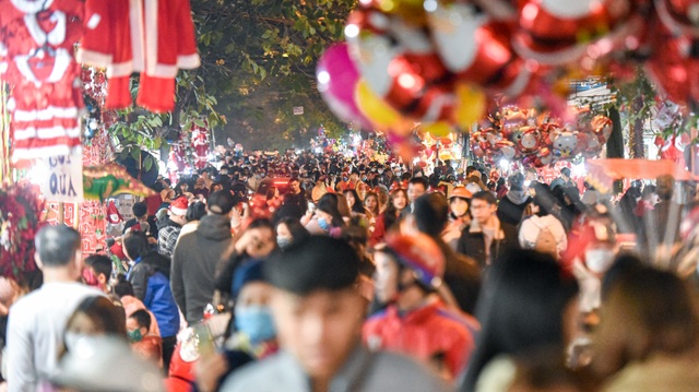 Giới trẻ Hà Nội đổ lên phố Hàng Mã đi chơi Noel - 1 Giới trẻ Hà Nội đổ lên phố Hàng Mã đi chơi Noel - 1