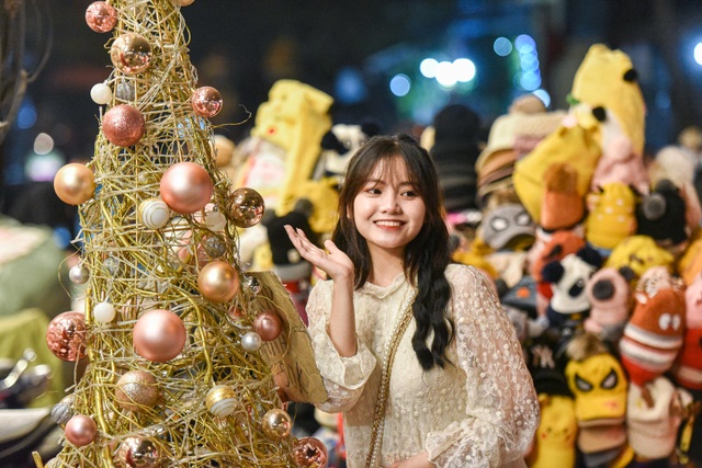 Giới trẻ Hà Nội đổ lên phố Hàng Mã đi chơi Noel - 3 Giới trẻ Hà Nội đổ lên phố Hàng Mã đi chơi Noel - 3