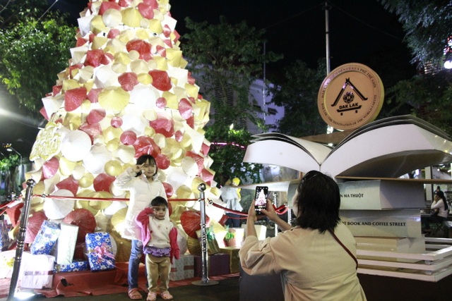 Người dân trên cả nước nô nức đón lễ Giáng sinh - 17 Người dân trên cả nước nô nức đón lễ Giáng sinh - 17