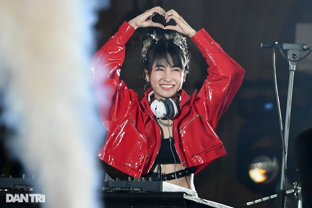 Nhà hát Lớn Hà Nội biến hình trong đêm Countdown Giáng sinh - 4 Nhà hát Lớn Hà Nội biến hình trong đêm Countdown Giáng sinh - 4