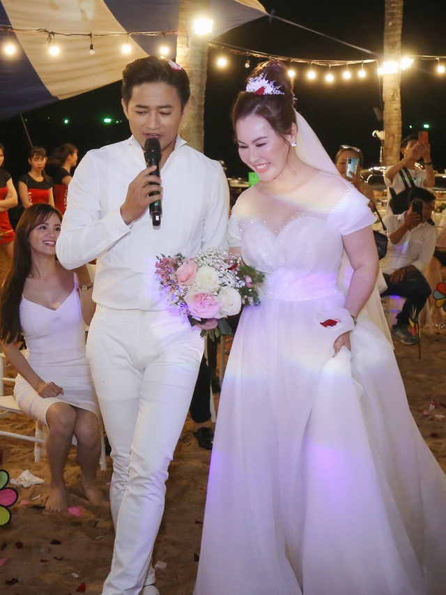 Quý Bình và bà xã doanh nhân làm tiệc báo hỷ lãng mạn ở Phú Quốc