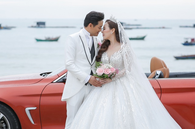 Quý Bình và bà xã doanh nhân làm tiệc báo hỷ lãng mạn ở Phú Quốc