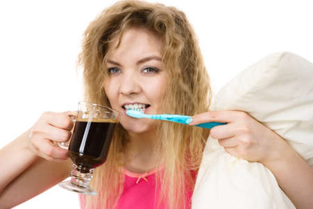 Cách để ngăn vết ố vàng xuất hiện trên răng vì uống cà phê - 5 Cách để ngăn vết ố vàng xuất hiện trên răng vì uống cà phê - 5