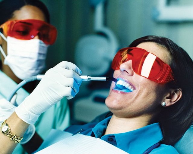 Cách để ngăn vết ố vàng xuất hiện trên răng vì uống cà phê - 6 Cách để ngăn vết ố vàng xuất hiện trên răng vì uống cà phê - 6