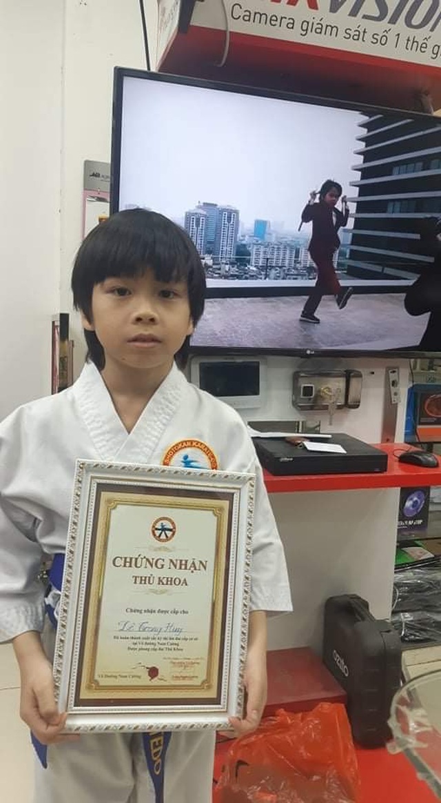Cậu bé lớp 3 lập kỷ lục kinh ngạc với quyền côn nhị khúc - 1 Cậu bé lớp 3 lập kỷ lục kinh ngạc với quyền côn nhị khúc - 1