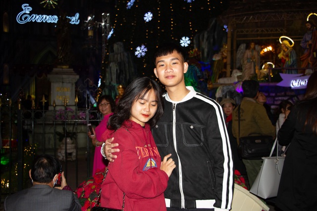 Những cặp đôi tình tứ đầy ấm áp trong đêm Noel - 14 Những cặp đôi tình tứ đầy ấm áp trong đêm Noel - 14
