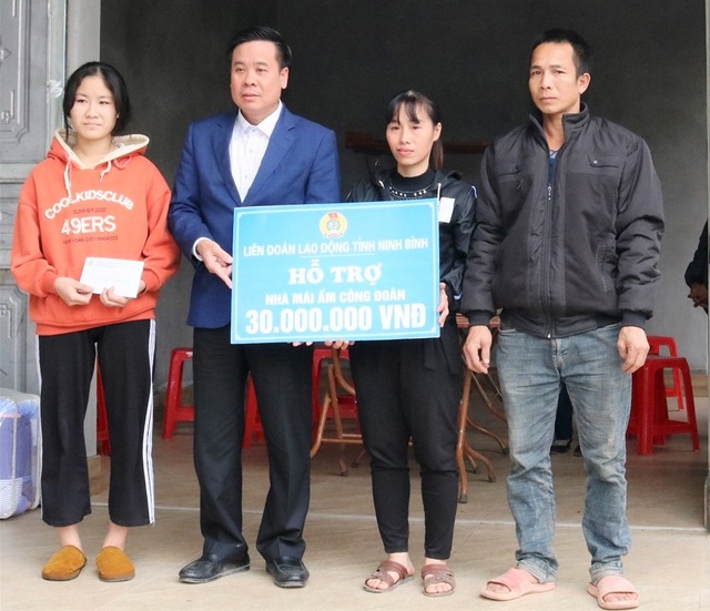 Ninh Bình: Trao 60 triệu đồng Mái ấm công đoàn cho đoàn viên khó khăn - 1 Ninh Bình: Trao 60 triệu đồng Mái ấm công đoàn cho đoàn viên khó khăn - 1
