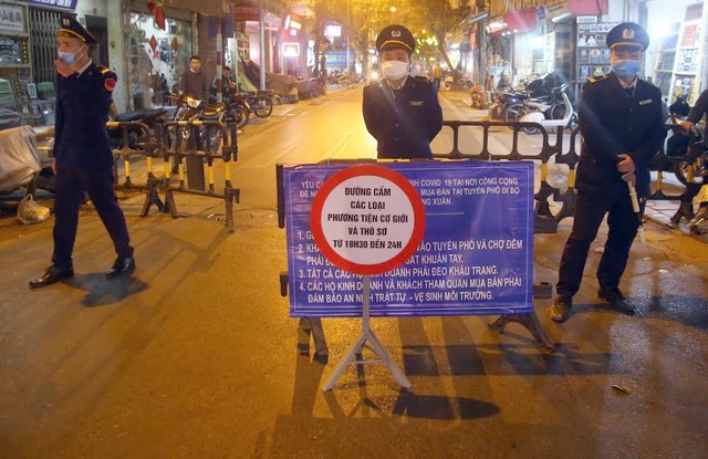 Hà Nội: Người dân bỡ ngỡ trong ngày đầu tổ chức thêm 8 phố đi bộ - 1