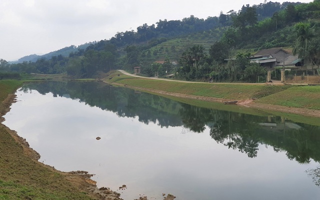 Cả khúc sông đen như mực nghi do nhà máy chế biến gỗ xả thải - 4 Cả khúc sông đen như mực nghi do nhà máy chế biến gỗ xả thải - 4