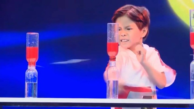 Cậu bé lớp 3 lập kỷ lục kinh ngạc với quyền côn nhị khúc - 2 Cậu bé lớp 3 lập kỷ lục kinh ngạc với quyền côn nhị khúc - 2