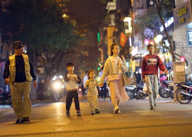 Hà Nội: Người dân bỡ ngỡ trong ngày đầu tổ chức thêm 8 phố đi bộ - 5 Hà Nội: Người dân bỡ ngỡ trong ngày đầu tổ chức thêm 8 phố đi bộ - 5