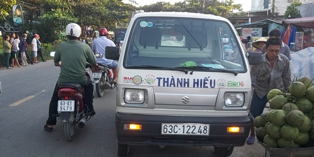Sau va chạm với xe máy, nữ công nhân ngã xuống đường, bị ô tô cán tử vong - 2 Sau va chạm với xe máy, nữ công nhân ngã xuống đường, bị ô tô cán tử vong - 2